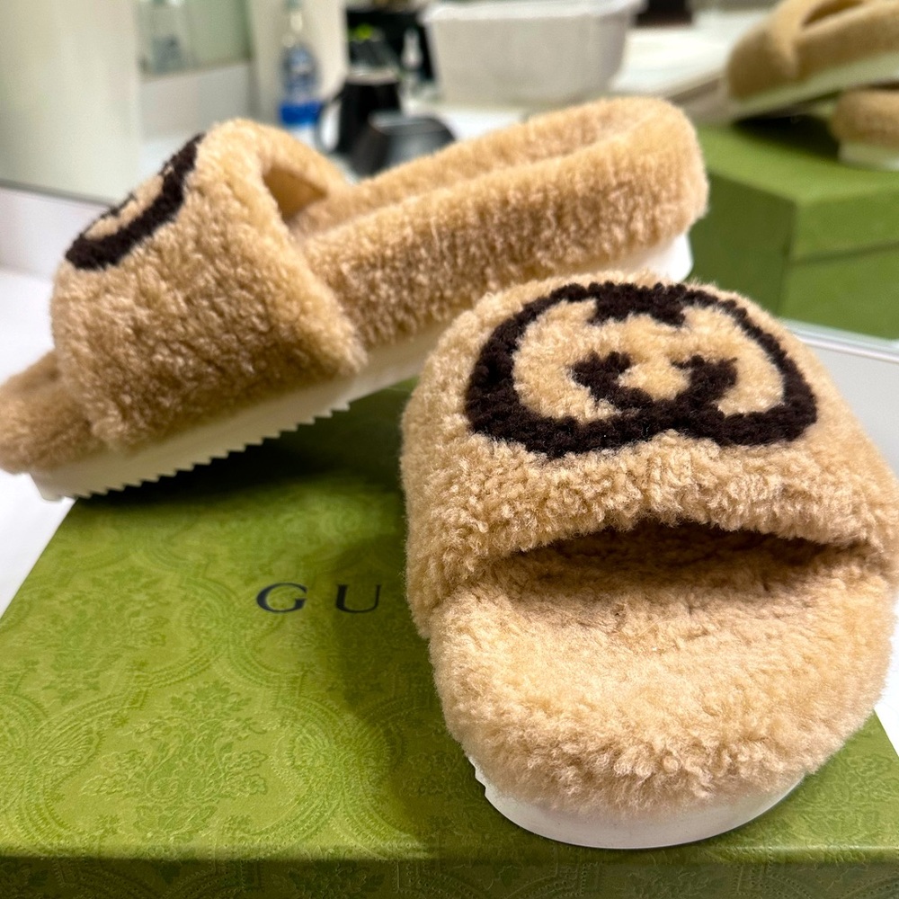 NIB $980 Authentic Gucci  Eileen Logo Genuine Shearling Slide Sandal - Size 8